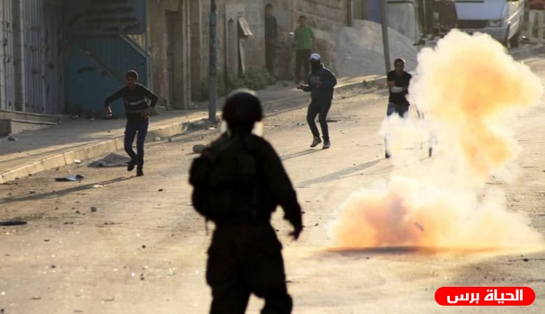 إصابة ستة مواطنين بحالات اختناق خلال اقتحام الاحتلال العيزرية شرق القدس